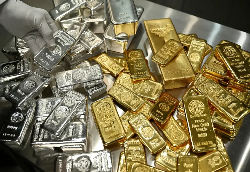 Gold and silver wind down record-setting year on tumultuous note